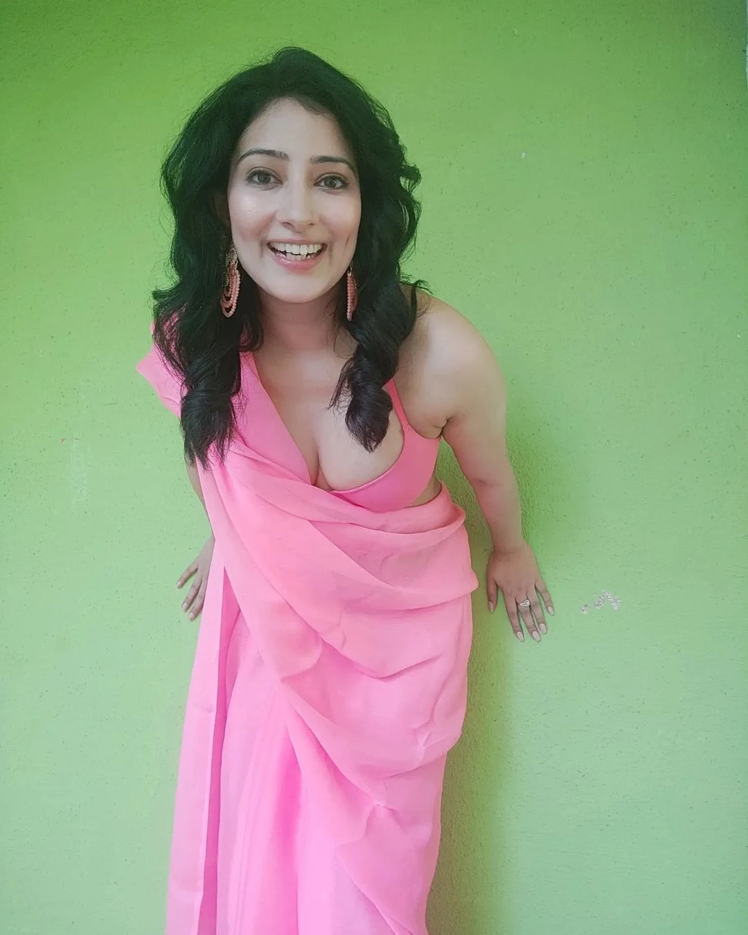 Niharica Raizada pink saree cleavage navel