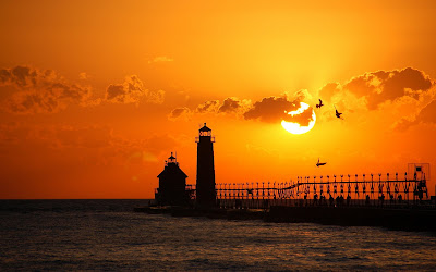 faros-maritimos-ante-una-puesta-de-sol