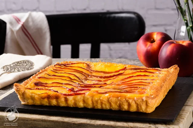 Tarta fácil de nectarinas con crema de almendras