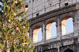 Brad de Craciun langa Colosseumul din Roma