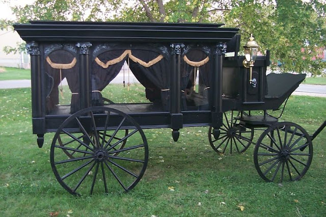 Carro fúnebre tirado por caballos.