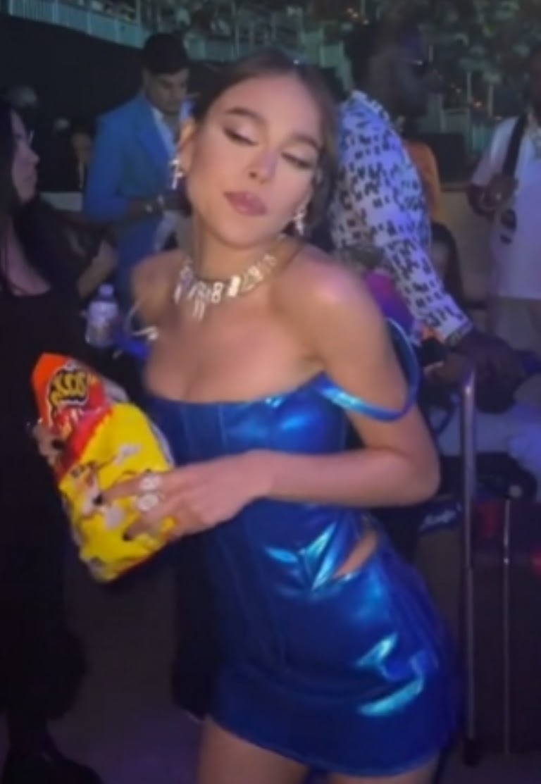 Danna Paola impacta al bailar en entallado conjunto azul eléctrico | VIDEO