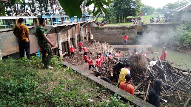 PEMBERSIHAN SAMPAH BENDUNGAN SILUWUR TERUS DILANJUTKAN