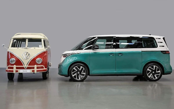 ID.Buzz encontra Kombi Corujinha na fábrica da VW em SP