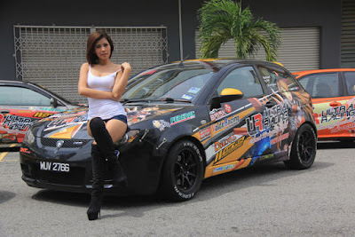 Duo Bidadari Seksi Bergaya dengan duo mobil kustom ala racing, Proton Satria dan Satria Neo