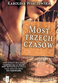 Okładka książki pt. Most trzech czasów. Na okładce jest napisany tytuł oraz autorka Karolina Wiaczewska. Widzimy fragment twarzy oraz mostu. Cała okładka jest w odcieniach brazu.