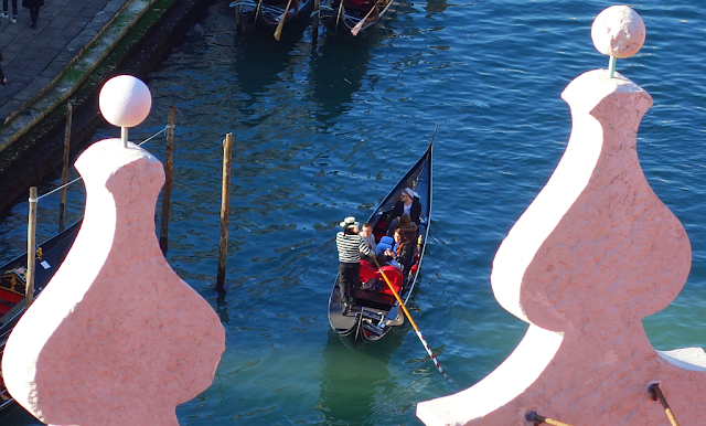 Proč benátští gondoliéři při plavbě pokřikují "papež", gondola, premando, stagando, oe pope, 