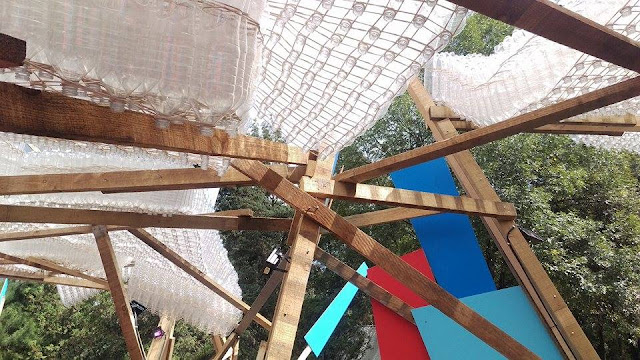 Aquí se muestra una foto de la estructura Pepsi en el Parque Lincoln, Polanco en la semana del Design week