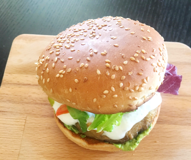 Portobello burgers with avocado sauce - An easy, healthy and delicious recipe