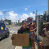 De Laje, locutor ajuda família que vive em situação de rua em Salvador. 