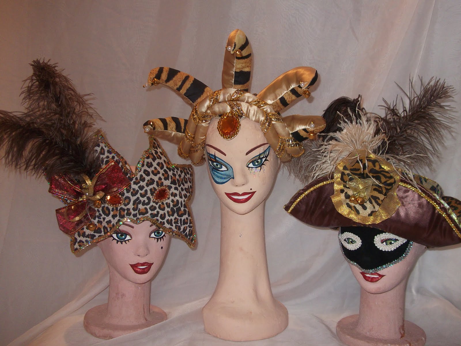 Teatro y máscaras de carnaval con sombrero de arlequín y corona