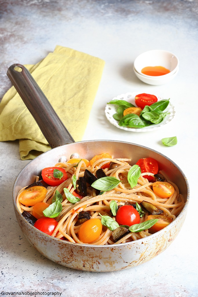 Spaghetti con pomodori, melanzane e ricotta salata