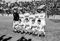 ELCHE C. F. - Elche, Alicante, España - Temporada 1964-65 - Pazos, Chancho, Iborra, Quirant, Ramos, Forneris; Oviedo, Vavá, Romero, Marcial y José María - ELCHE C. F. 2 (Romero 2) R. C. D. ESPAÑOL DE BARCELONA 1 (Idígoras) - 17/01/1965 - Liga de 1ª División, jornada 18 - Elche, Alicante, estadio de Altabix - El Elche fue 8º en la Liga, con Rosendo Hernández y Martim Francisco de entrenadores