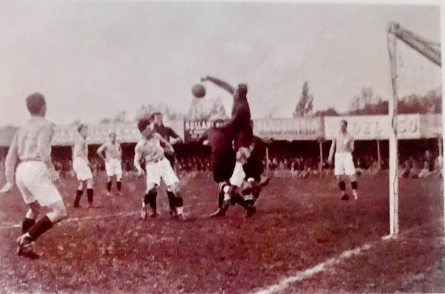 El portero francés Emile Friess despeja de puño ante el acoso de los delanteros hispanos. SELECCIÓN DE FRANCIA 0 SELECCIÓN DE ESPAÑA 4 Domingo 30/04/1922, 15:15 horas. Le Bouscat, Burdeos, Francia, stade Sainte-Germaine: 15.000 espectadores.