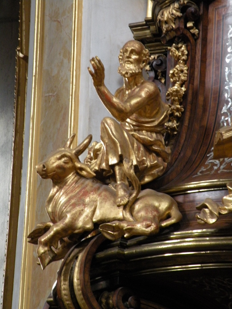 Vachement belles Le taureau de  Saint  Luc  dans l glise 