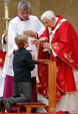 Fiel recebendo a Comunhão de joelhos e na boca, pelas mãos do Papa Bento