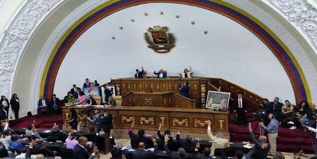 EFE  Venezuela aprobó una ley para recuperar bienes del Estado que se perdieron como consecuencia de la corrupción, una norma que, según expertos, debió redactarse después de realizar cambios en el sistema de Justicia, para evitar que sea usada para «atacar, perseguir y amenazar» a cualquier persona cuyas propiedades hayan sido obtenidas de forma ilícita o no.  Esta ley fue aprobada por el Parlamento, de contundente mayoría chavista, en medio del escándalo por tramas de corrupción reveladas recientemente, que involucran a la petrolera Pdvsa y otras instituciones del Estado, por las que han sido detenidas 61 personas, entre ellas varios funcionarios.  La directora ejecutiva de la ONG Transparencia Venezuela, Mercedes De Freitas, explicó a EFE que congelar y recuperar bienes y recursos relacionados con la corrupción es un asunto «importante», por lo que, previamente, debería haberse modificado el sistema judicial.  «No significa que cualquier ley se pueda aprobar ni tampoco en cualquier condición de país. Para tener una ley de extinción de dominio, lo primero que nosotros necesitamos es un sistema de Justicia autónomo, independiente y con capacidad», apostilló.  Para De Freitas, la Justicia venezolana no cuenta con ninguna de estas tres características, una afirmación recogida en informes de la ONU, la Comisión Interamericana de Derechos Humanos, la Corte Penal Internacional y la Misión de Determinación de Hechos.  La experta recordó, además, que en la lista de detenidos recientemente por las tramas de corrupción, hay jueces de «altísimo nivel».  Corrupción sistémica  El pasado 28 de abril, el Tribunal Supremo de Justicia (TSJ) declaró constitucional la Ley de Extinción de Dominio, al argumentar que «contiene normas que buscan fortalecer las capacidades del Estado para combatir con eficiencia estas prácticas delictivas».  De Freitas sostuvo que, en Venezuela, la corrupción es sistémica «y se produce porque no hay separación de poderes, porque no hay un sistema judicial que haga su tarea con independencia ni una contraloría que haga su trabajo con independencia».  «El problema es cambiar el sistema que está permitiendo que esos casos se produzcan, y agregar la Ley de Extinción de Dominio en este sistema permisivo y que garantice la impunidad de la corrupción significa un elemento más que aumenta los riesgos de que el poder abuse de lo público y lo privado, en este momento, para su beneficio personal», apostilló.  Por su parte, la ONG Acceso a la Justicia manifestó su temor a que la normativa se use para «atacar, perseguir y amenazar» a cualquier persona cuyos bienes sean obtenidos de forma ilícita o no.  «Pese a que la propuesta presentada por el Gobierno venezolano es una copia de la Ley Modelo de la ONU, es peligrosa en un país como Venezuela y muy fácilmente puede aplicarse con fines distintos a aquellos para lo que fue concebida», señaló.  Entrega de recursos sin garantías  El diputado oficialista Diosdado Cabello, principal impulsor de esta ley, explicó que los recursos recuperados serán destinados al sistema de protección social, los servicios públicos, la infraestructura pública, programas de atención y reparación de víctimas de actividades ilícitas y a las instituciones encargadas de combatir la corrupción.  La organización subrayó que el texto no indica los mecanismos que serán empleados para garantizar que los bienes recuperados sean realmente entregados a beneficio de la población.  «Debe recordarse que en Venezuela ni siquiera se conoce el presupuesto público ni los poderes del Estado rinden cuentas, por lo que cabe preguntarse cómo se garantiza que esos bienes realmente sean invertidos en el país», añadió.  En este sentido, De Freitas recordó que desde hace, al menos, siete años, no se publican informes de gestión de los órganos del Estado, lo que también es un elemento que puede propiciar la corrupción.  Señaló que el manejo de los recursos públicos se hace con «absoluta opacidad», por lo que, dijo, no hay garantías de que los bienes recuperados se destinen a atender las necesidades «urgentes» de la población.  «La lista de necesidades es urgente, es infinita, requiere atención, pero se requiere que los fondos del Estado sean manejados sin discrecionalidad, con efectividad, con transparencia y con sistemas de control anticorrupción», agregó. EFE