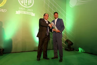 Iqbal Bin Issack, President of the SLTA presents Outstanding Contribution Award to Harshana Godamanna