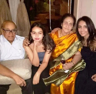 Suchitra Krishnamoorthi Bersama Orang Tua dan Putrinya