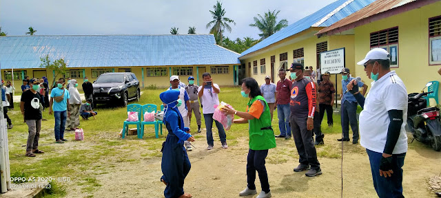 Bupati Maluku Tenggara M. Thaher Hanubun bersama Tim Gustu saat berada di Ohoi (Desa) Danar Kecamatan KKTS 