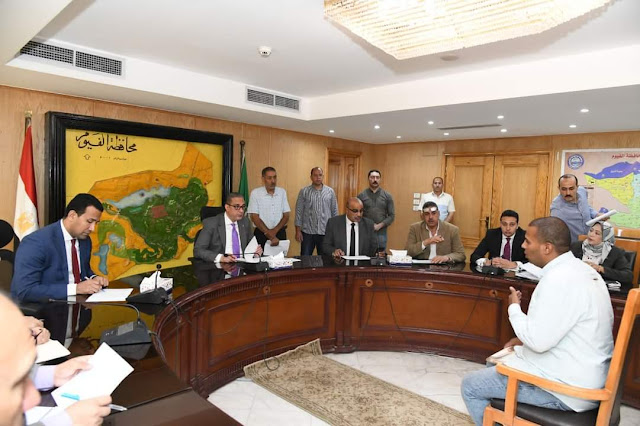 محافظ الفيوم يوجه بتوفير فرص عمل للشباب ومشروعات للأولى بالرعاية