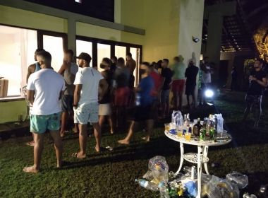 Polícia barra 'bailão' clandestino com alusão ao coronavírus em Lauro de Freitas