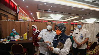 Yana Pantau Vaksinasi Masal  Covid-19 Bagi 2.000 Pegawai Ritel Di Kota Bandung