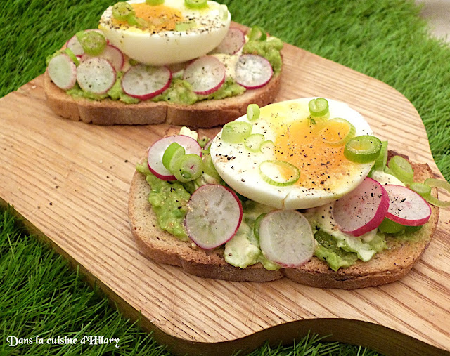 Avocado toast aux radis et oeuf mollet