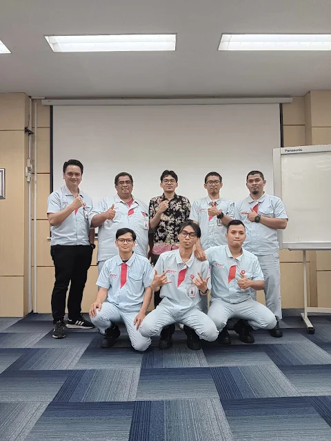 Peserta training bahasa Jepang berfoto bersama setelah sesi pelatihan budaya kerja global.