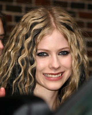 No M xico Avril Lavigne participou do Teleton mexicano que cuida de 