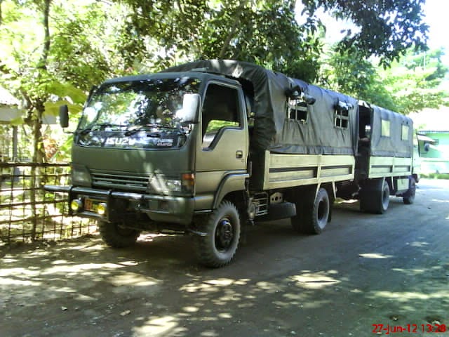 Hunting Truck Militer Di Depan Koramil Ambal, Kebumen