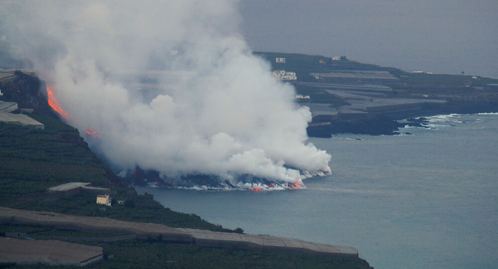 Lava do vulcão de La Palma chega ao mar e concentração de gases tóxicos preocupa