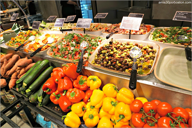 Ensaladas en la Zona de Comida de La Place en Amsterdam