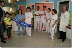 Hospital Padre Américo PNF2010 Vitor Baía distribuiu prendas às crianças imag. Napoleão Monteiro