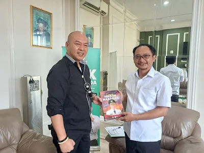 Usai Fit & Proper Test, Nikson Nababan Serahkan Buku Karya Kepemimpinannya Di Taput Ke Sekjen PKB