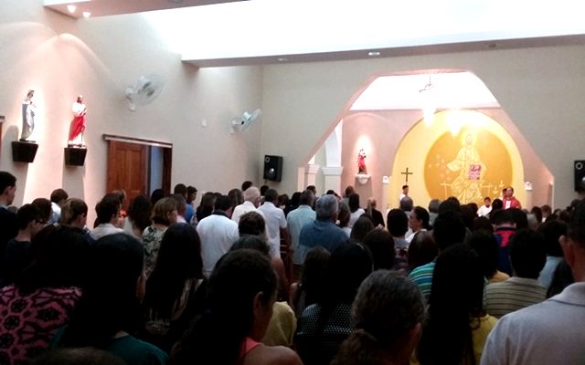 Fiéis lotam igreja na missa ramos em Rafael Fernandes