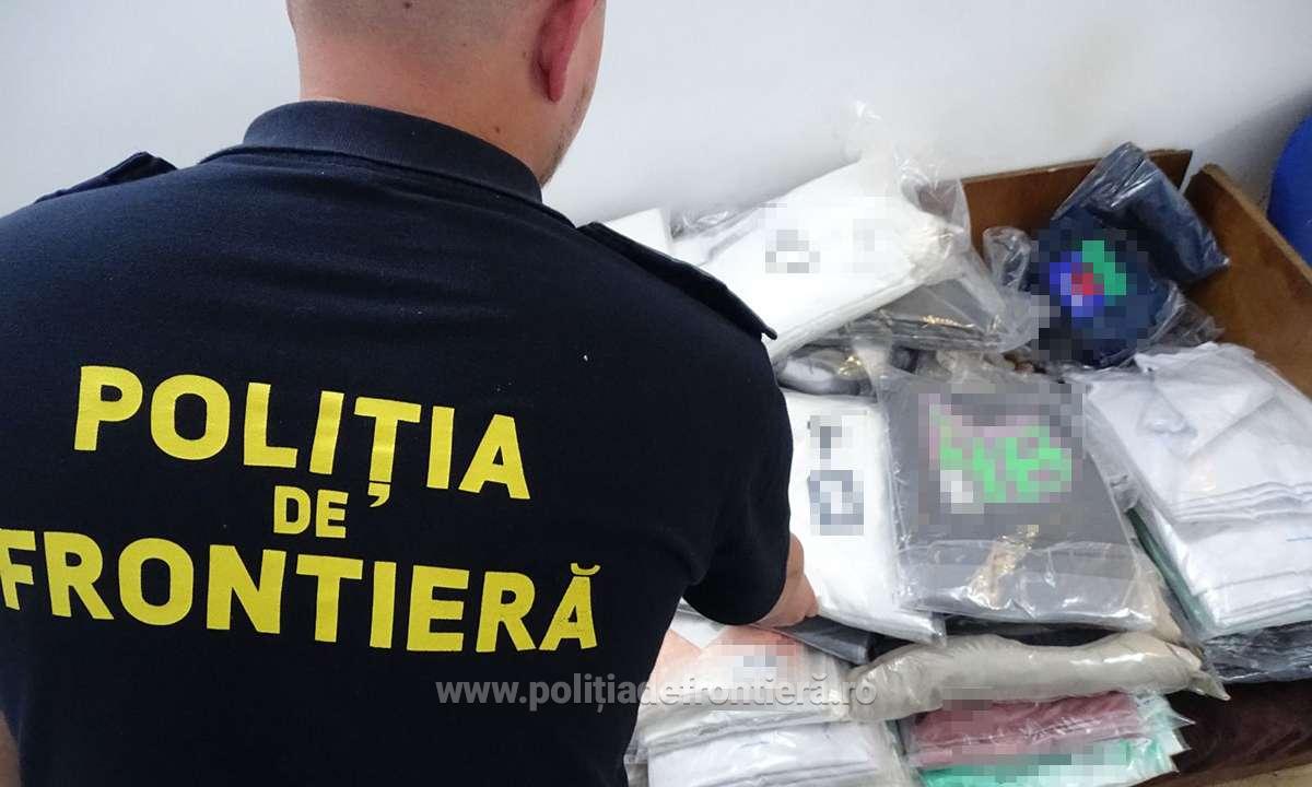 Peste 1.600 articole vestimentare susceptibile a fi contrafăcute, descoperite în compartimentul de marfă al unei remorci, în PTF Calafat