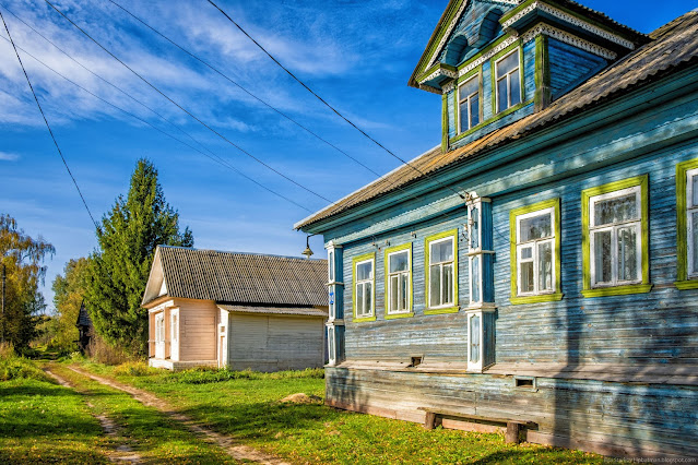 Улица вдоль деревенских домов и лавочка