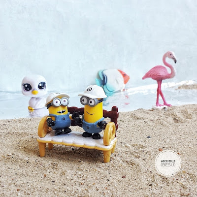 Minionki na plaży./ Minions on the beach- toy photography.