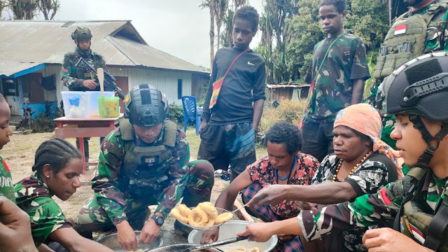 Satgas Yonif Raider 321/GT/13/1 Kostrad Ajarkan Mama-Mama Cara Mengolah Ubi di Distrik Dal