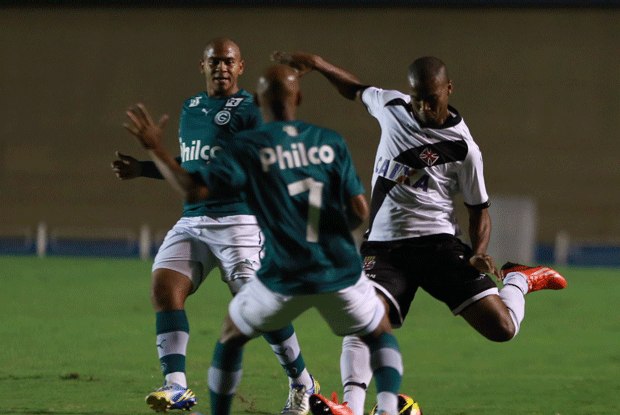 Vasco sai na frente, mas deixa Goiás empatar no final