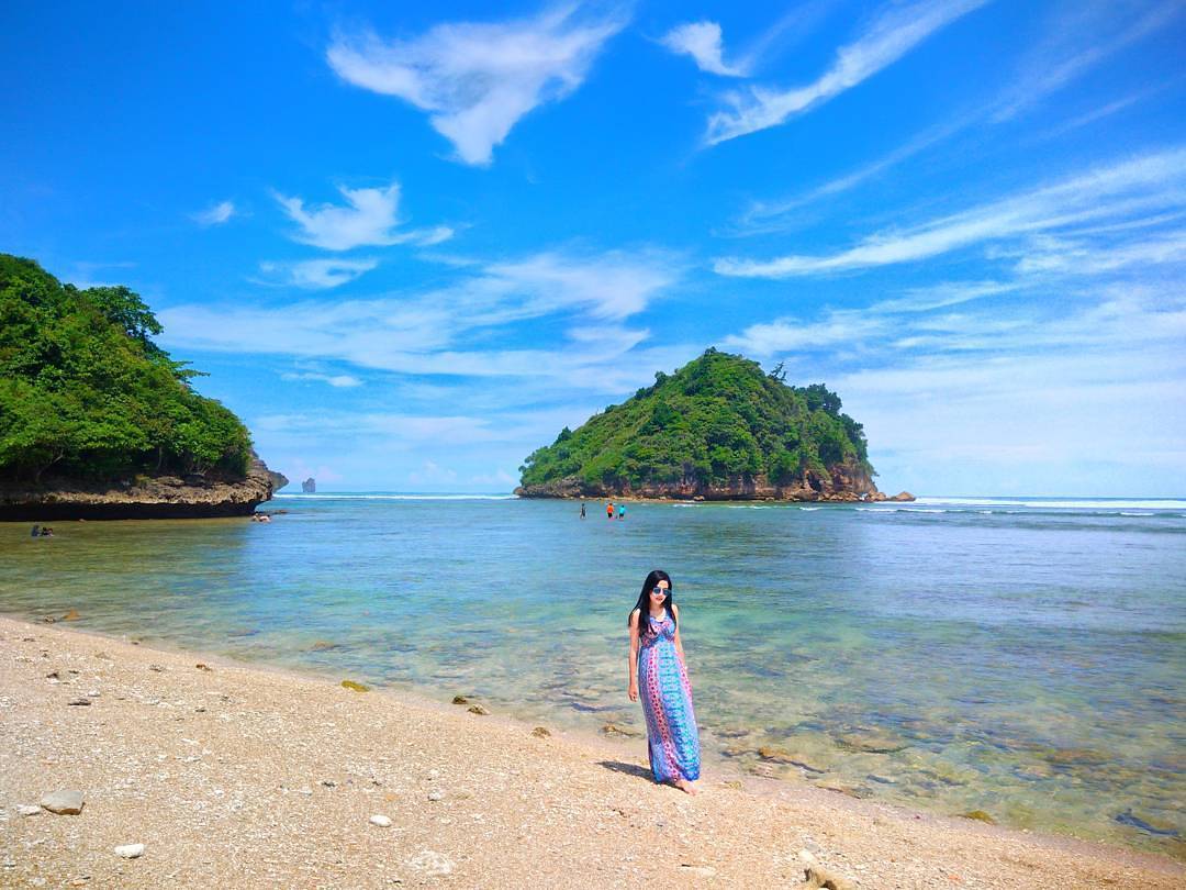  Pantai  Gatra yang  bersih berlokasi dekat Pantai  Clungup 