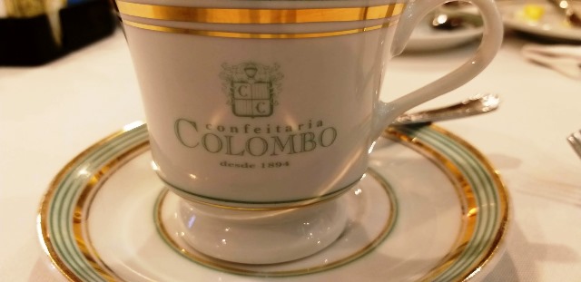 foto de uma xícara da Confeitaria Colombo