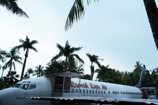  Taman Santap Rumah Kayu Air Ancol  Nuansa Makan di Dalam 