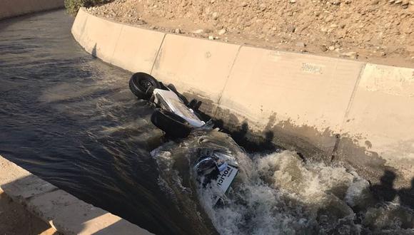 POLICIAS SALVAN DE MORIR TRAES CAER EN CANAL A PATRULLERO