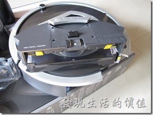 【iRobot roomba 780】打開集塵盒的方法。