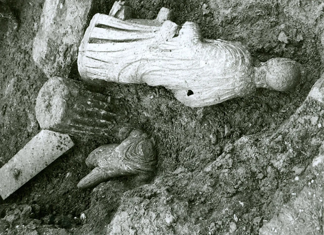 Χαρακτηριστικές εικόνες αποκάλυψης των πεσμένων γλυπτών στο προσκήνιο. Σε πρώτο πλάνο το μαρμάρινο άγαλμα του ιματιοφόρου αυτοκράτορα Αδριανού.