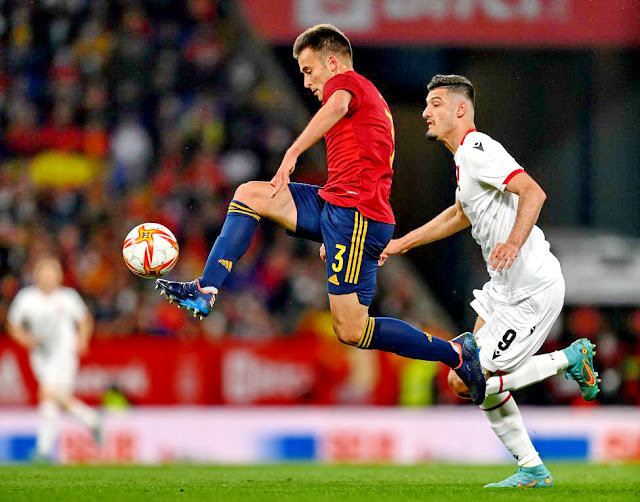 Eric García controla la pelota ante Broja. SELECCIÓN DE ESPAÑA 2 SELECCIÓN DE ALBANIA 1 Sábado 26/03/2021, 19:45 horas. Partido internacional amistoso. Cornellá-El Prat, Barcelona. 35.444 espectadores.