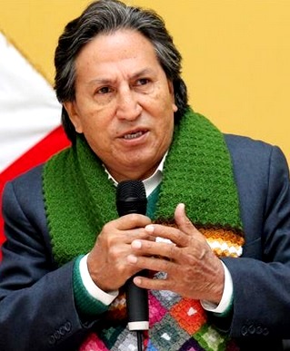 Foto de Alejandro Toledo hablando con micrófono