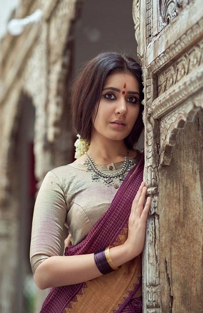 Actors Gallery: Raashi Khanna Looking Like Village Girl Pics